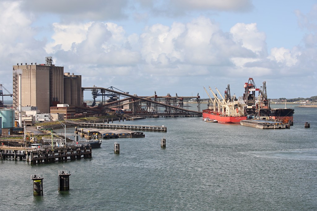 europoort maasvlakte rotterdam botlek haven scheepvaart industrie fabrieken marine transport overslag terminal portlantis ferry centrale